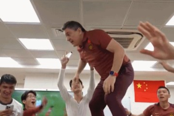 历史数据-球员起哄！安东尼奥罕见失控，站桌上跳旋转舞，球迷：想起陈戌源